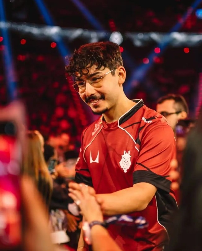 G2晒新赛季队服：我们穿上很有型 你穿上那不得帅气指数倍增长